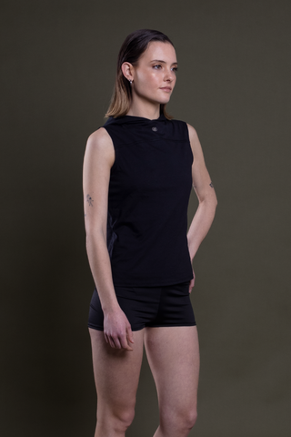 Musculosa con capucha destello