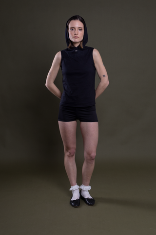 Musculosa con capucha destello